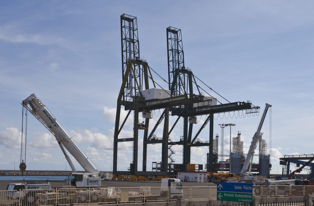 Puerto_de_Santa_Cruz_de_Tenerife_Espana_2012-12-15_DD_01-scaled